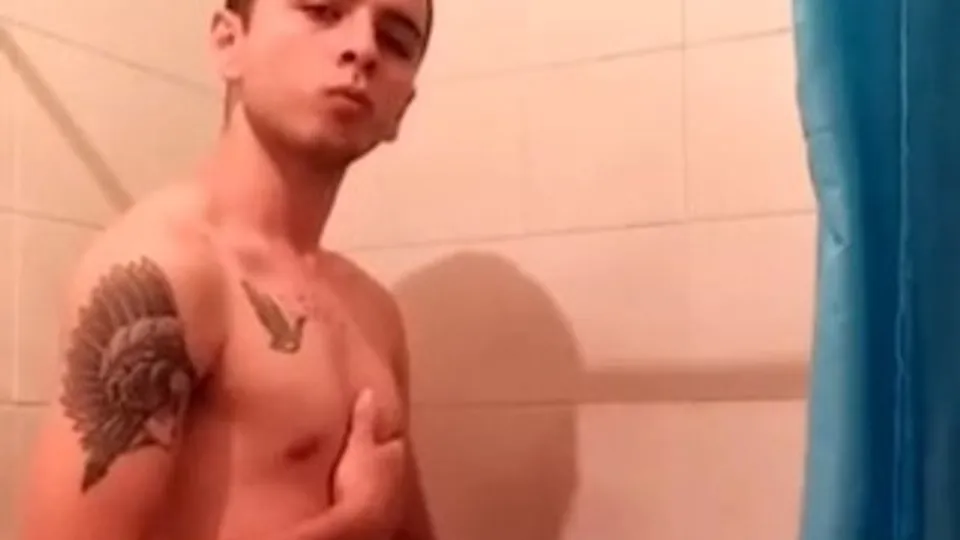 Horny wanker in the shower - ThisVid.com