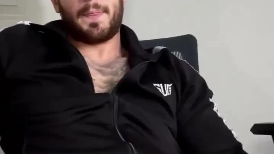 Hot Alpha Postgym Nut With His Massive Dick - BarebackTube
