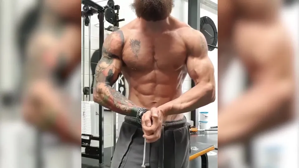 Hot bearded guy flexing - ThisVid.com