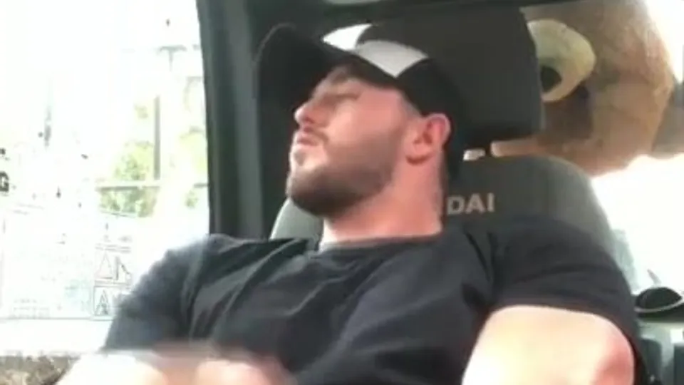Hot bearded guy jerks off - ThisVid.com