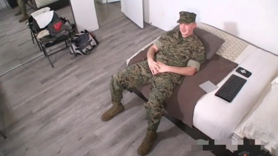 Gay Blowjob: Hungry Guy Gets Satisfied