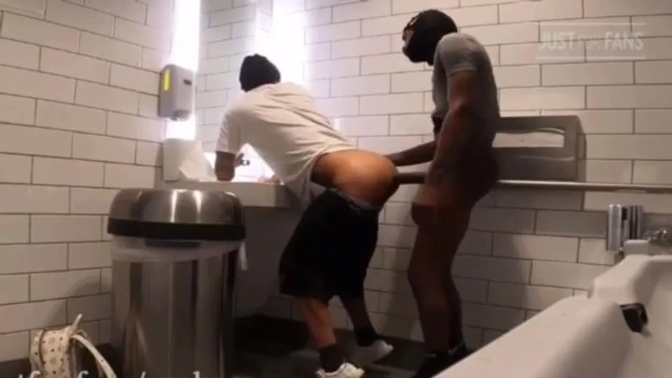 Hot black guy with a huge cock hooks up and fucks - ThisVid.com