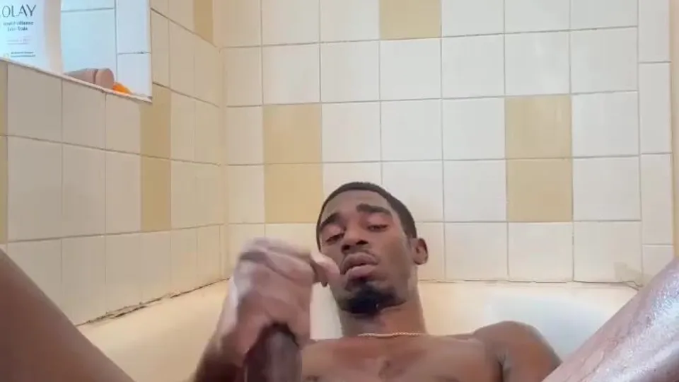 Hot Black Hunk Soaking in the Tub - ThisVid.com
