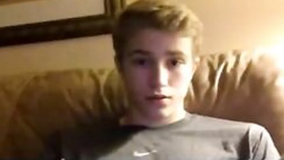 شاب يافع ي masturbates في عرض webcam