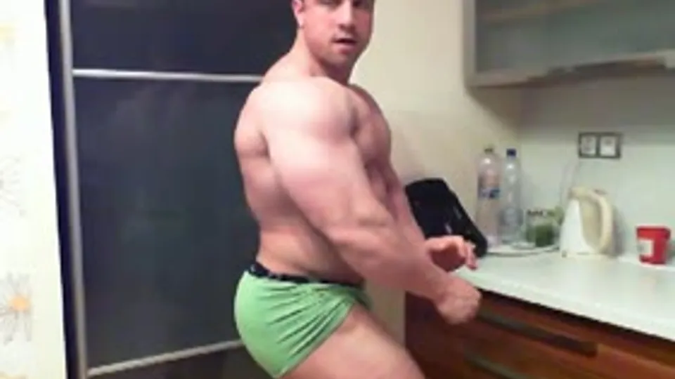 HOT BODYBUILDER ! 3