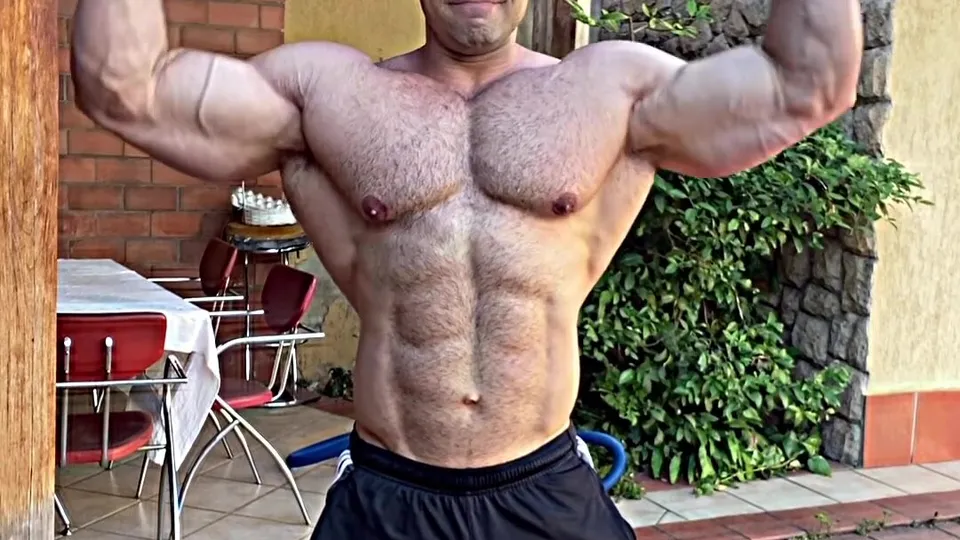 Hot bodybuilder posing - video 3 - ThisVid.com