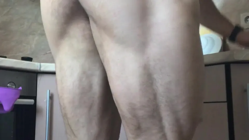 Hot bodybuilder shows off muscle ass - ThisVid.com