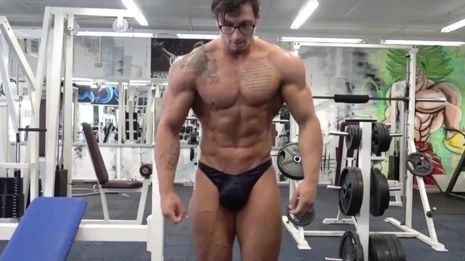 Hot bodybuilder with a big bulge - ThisVid.com in italiano