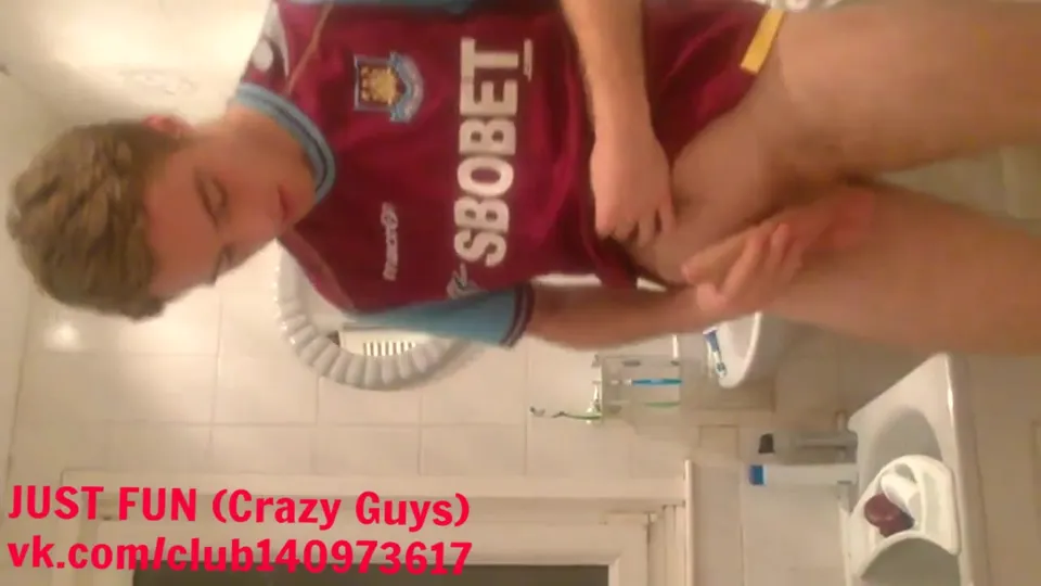 HOT BOY STROKING IN THE TOILET - video 2 - ThisVid.com