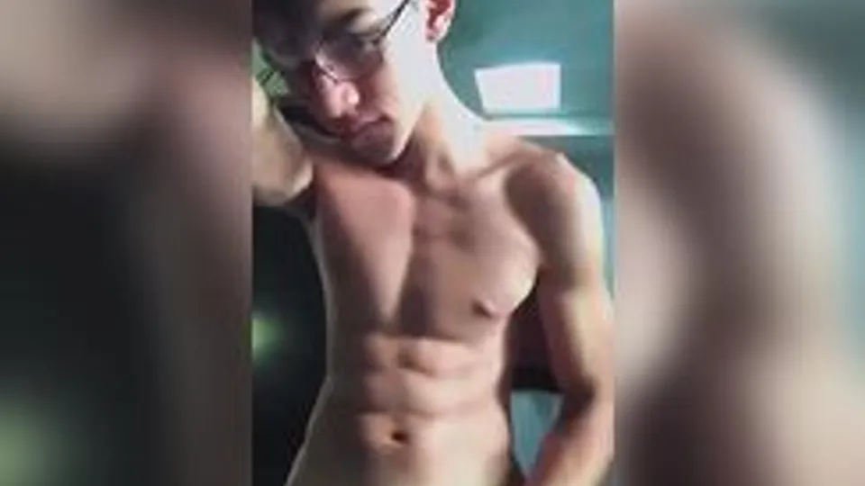Twink Masturbates in House Webcam