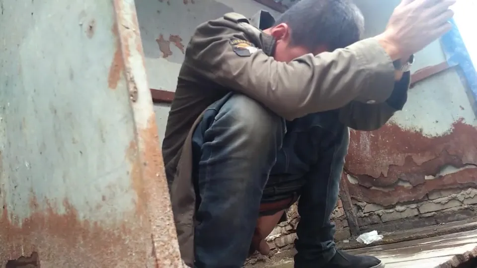 HOT CHINESE BOY SHITTING IN HOLE 3 - ThisVid.com