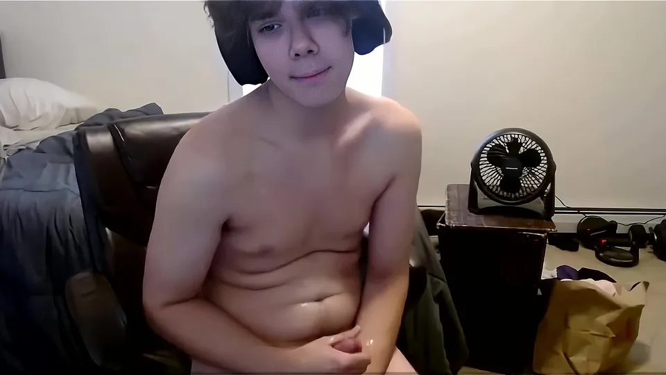 Glasses-Wearing Chunky Guy Jerks Off