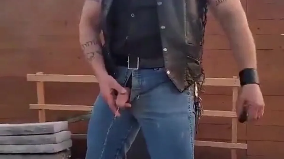 Hot, cigar-smoking alpha pisses outside at a party - ThisVid.com