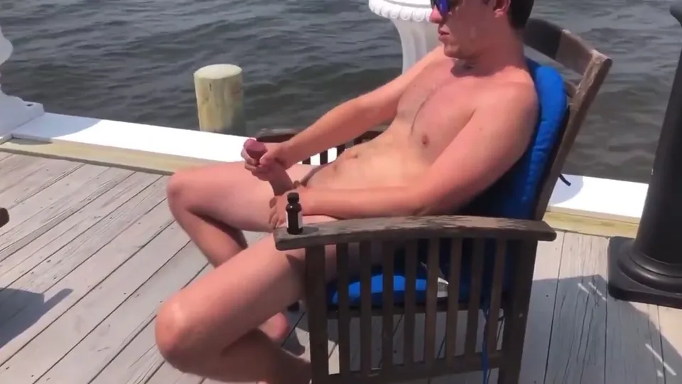 Hot college jock rubs one out while huffing poppers - ThisVid.com