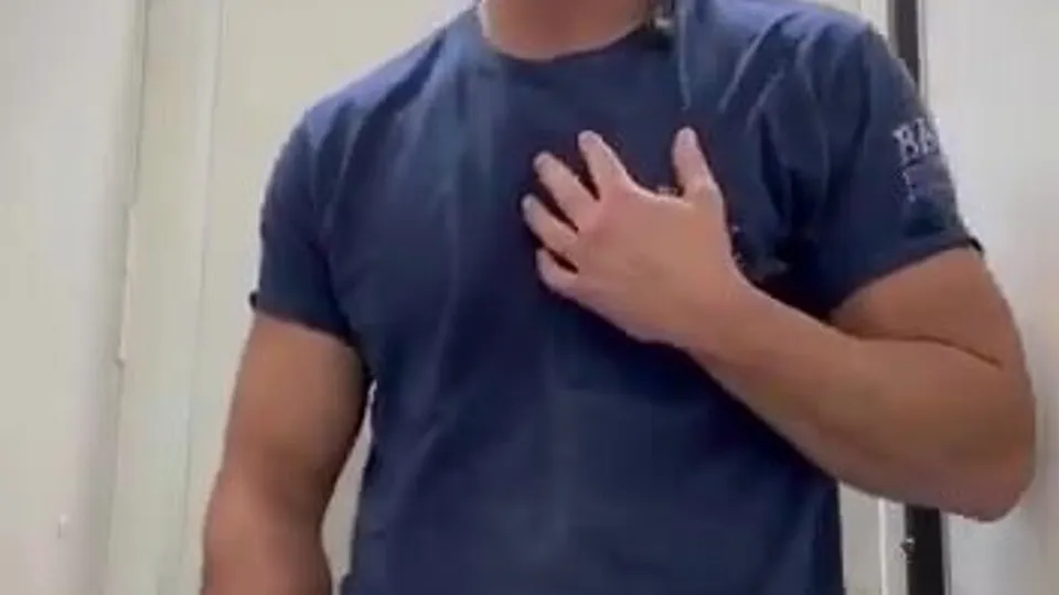 Hot construction guy w/a big dick taking a piss - ThisVid.com