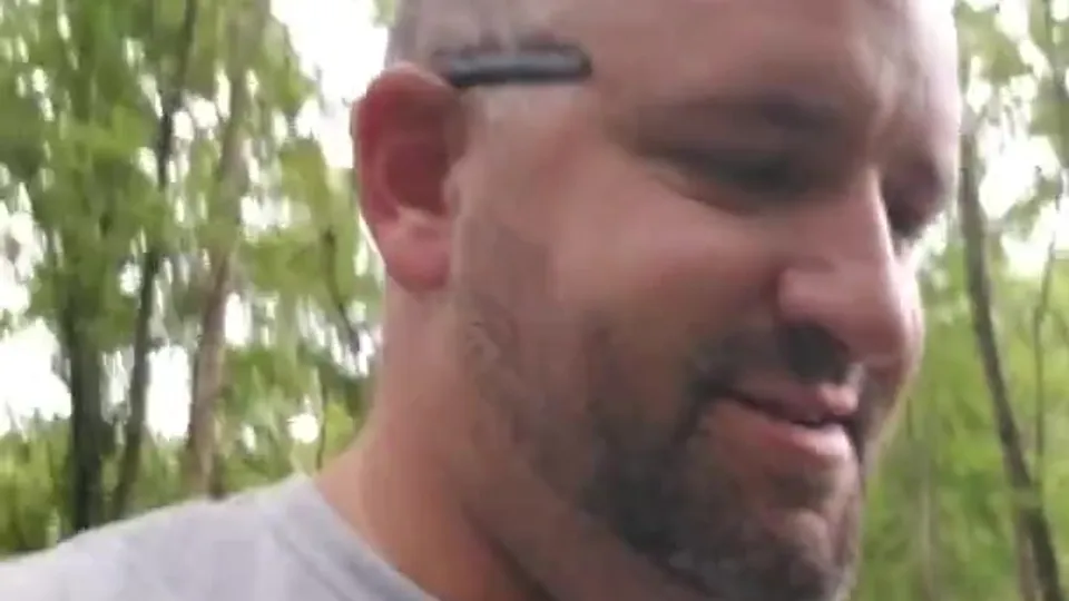 Hot dad bod guy in woods. - ThisVid.com
