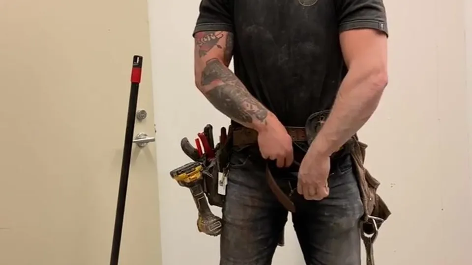 Hot dude getting horny at work - ThisVid.com