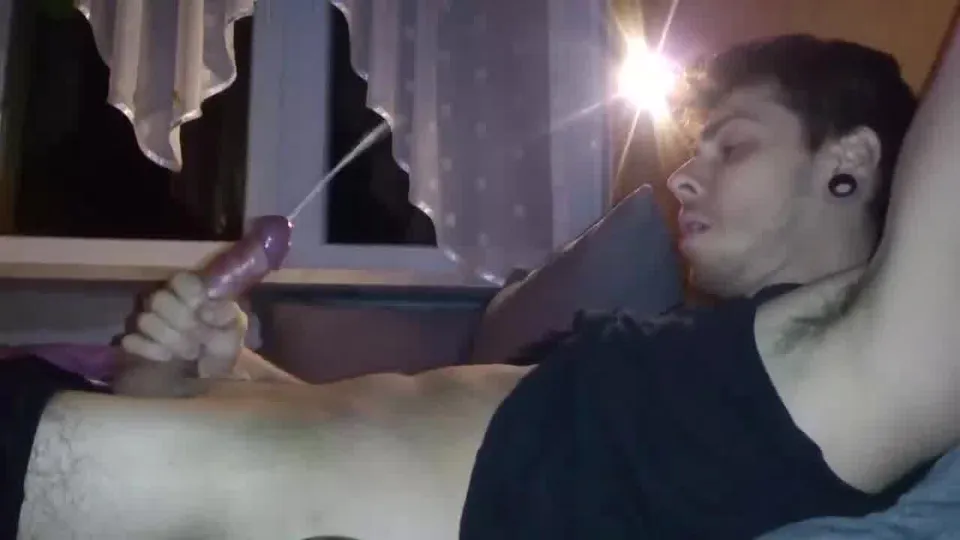 Hot dude shooting huge load - ThisVid.com