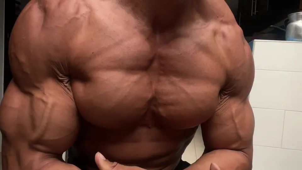 Hot dude with ripped muscle, real men physique - ThisVid.com