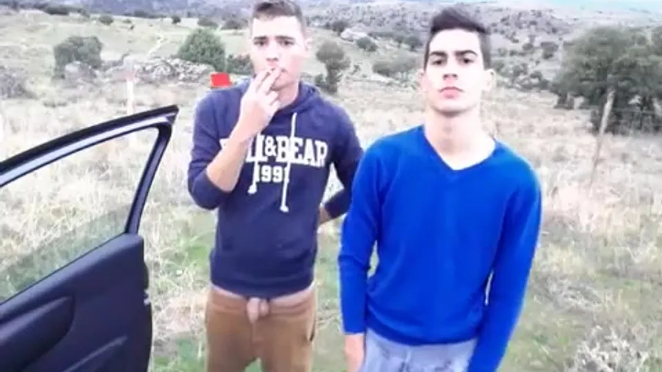 HOT GAY TWINK LIKE TO DRINK PISS - ThisVid.com