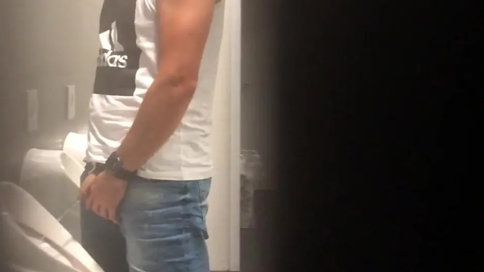 Hot guy caught peeing at urinals - ThisVid.com