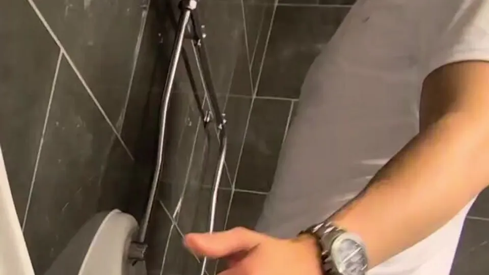 Hot guy in wc - ThisVid.com
