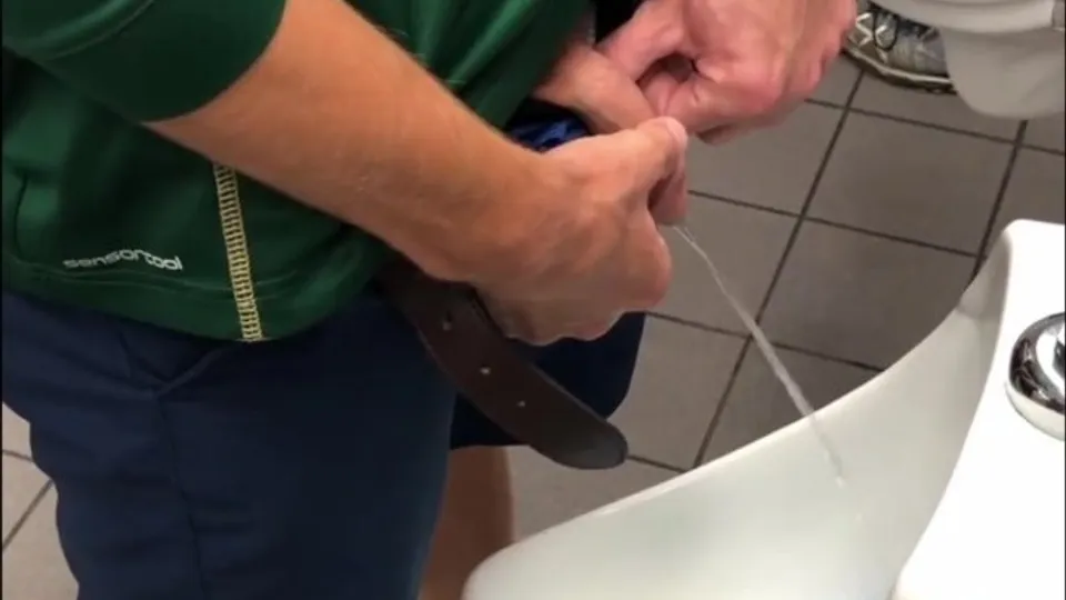 Hot Guy Peeing at Airport Urinal - ThisVid.com