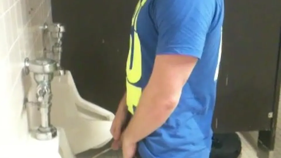 Hot guy pissing - video 14 - ThisVid.com
