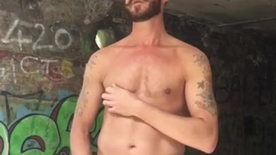 Hot Guy Wanking and Cumming Outside - ThisVid.com