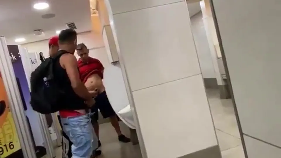 HOT GUYS AT URINALS - ThisVid.com