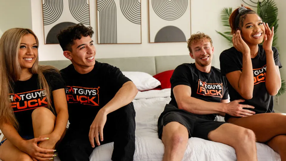 Hot Guys Fuck - Brianna MooreFrancesca RossiCody KaladinJohnny Ortega - Hookup Homies: Johnny Ortega & Francesca Rossi Start Hooking Up Next To Friends! 
