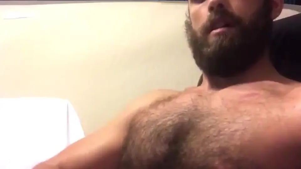 Hot hairy daddy cumming on his abs - ThisVid.com