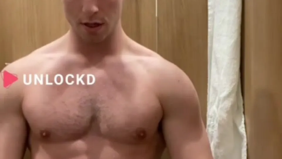 Hot hairy hunk pissing on himself in gym shower - ThisVid.com