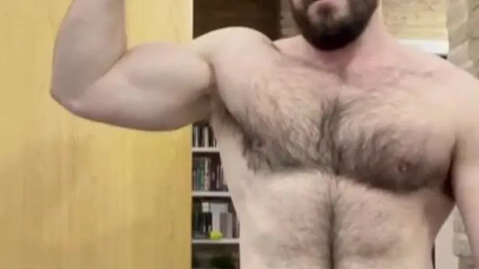 Hot hairy muscle hunk showing off his body compilations - ThisVid.com 日本語で