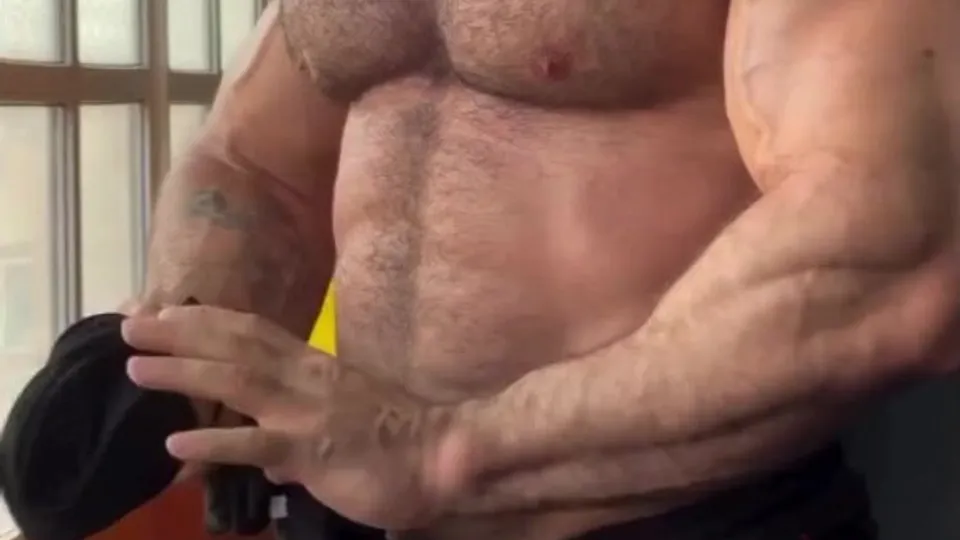 Hot Hairy Musclebear gym flex - ThisVid.com