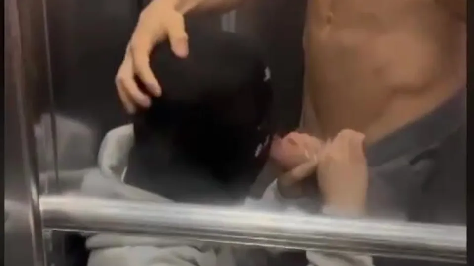 HOT JOCK FUCKS ANON TWINK BAREBACK IN ELEVATOR FILLS AS - ThisVid.com