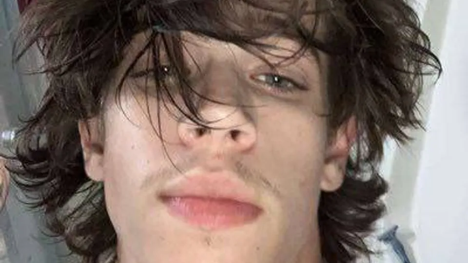Hot longhaired guy baited cumshot - ThisVid.com