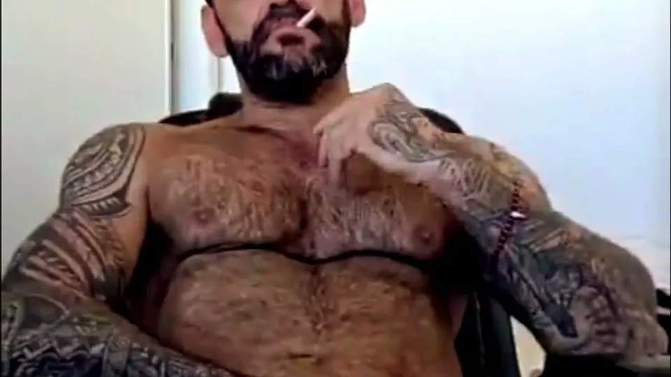 HOT MATURE LATIN MUSCLE DAD SMOKE AND WANK - ThisVid.com