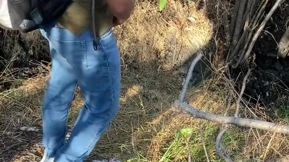 Hot men pissing outside 27 - ThisVid.com