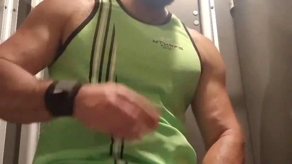 Hot muscle bear jerk - ThisVid.com