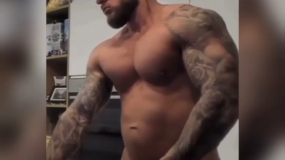 Hot muscle beefy man jerk and cum - ThisVid.com