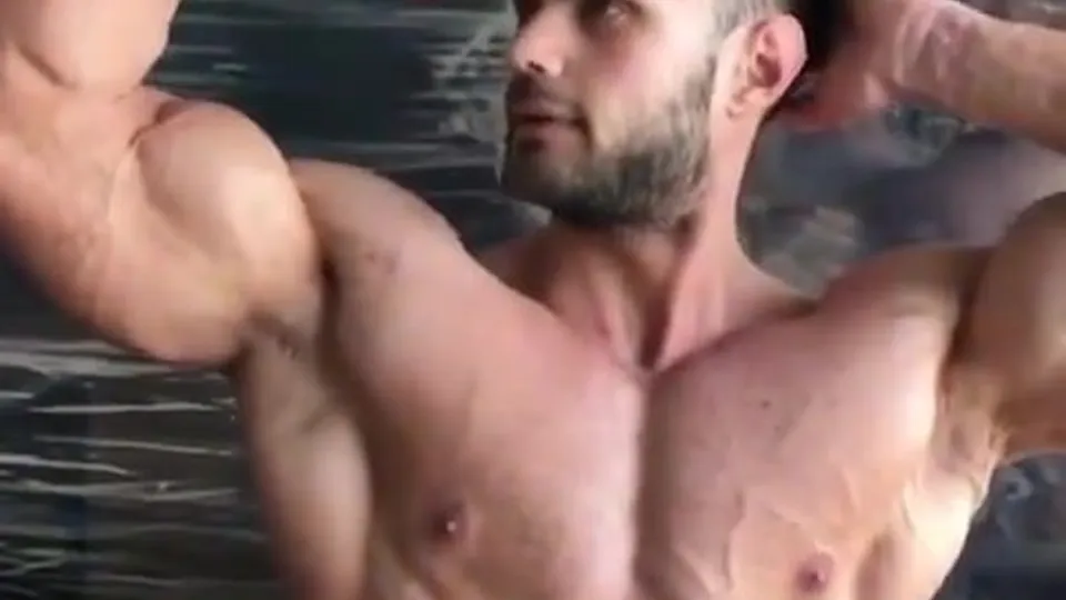 Hot muscle flex - video 2 - ThisVid.com