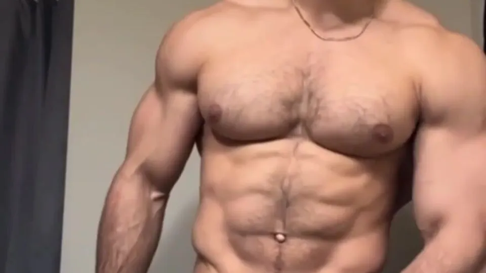 Hot muscle guy showing off - video 2 - ThisVid.com