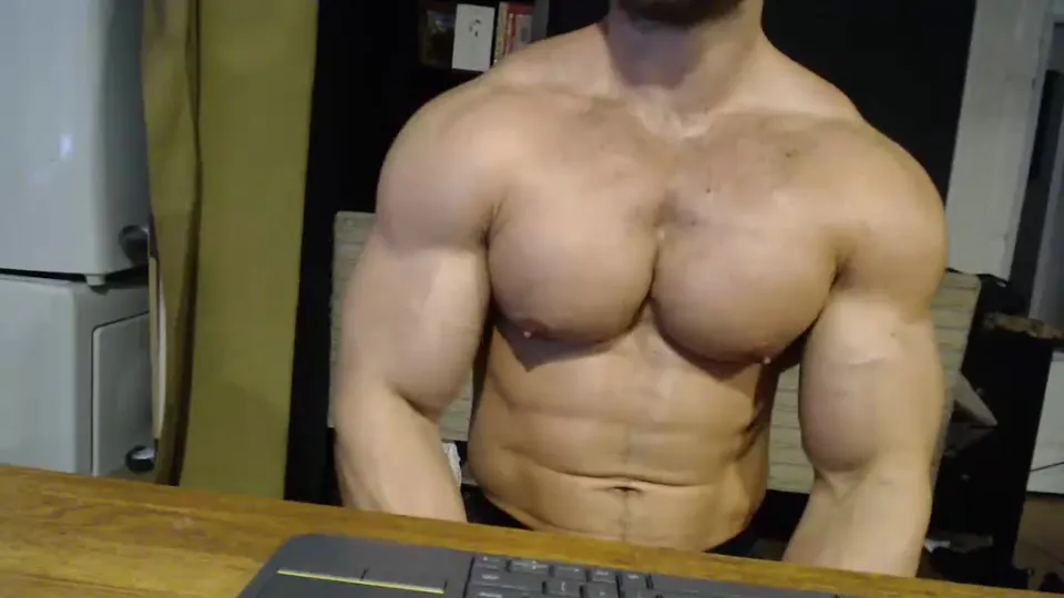 Hot muscle guy shows off - ThisVid.com