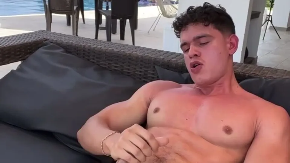 Hot muscle guy wank - ThisVid.com