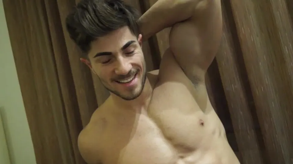 Hot muscle hunk getting worshipped - ThisVid.com