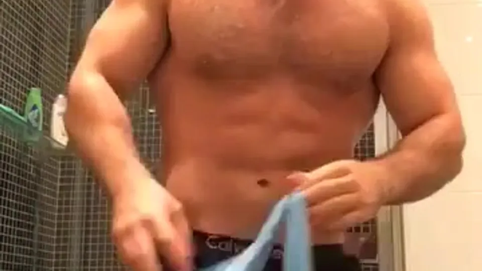 Hot muscle hunk with big cock - video 2 - ThisVid.com