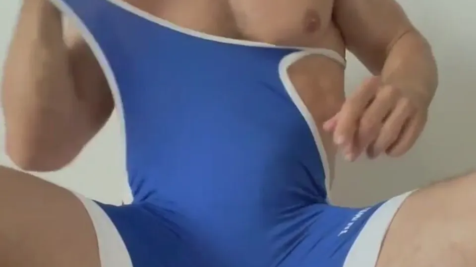 Hot muscle in singlet - ThisVid.com