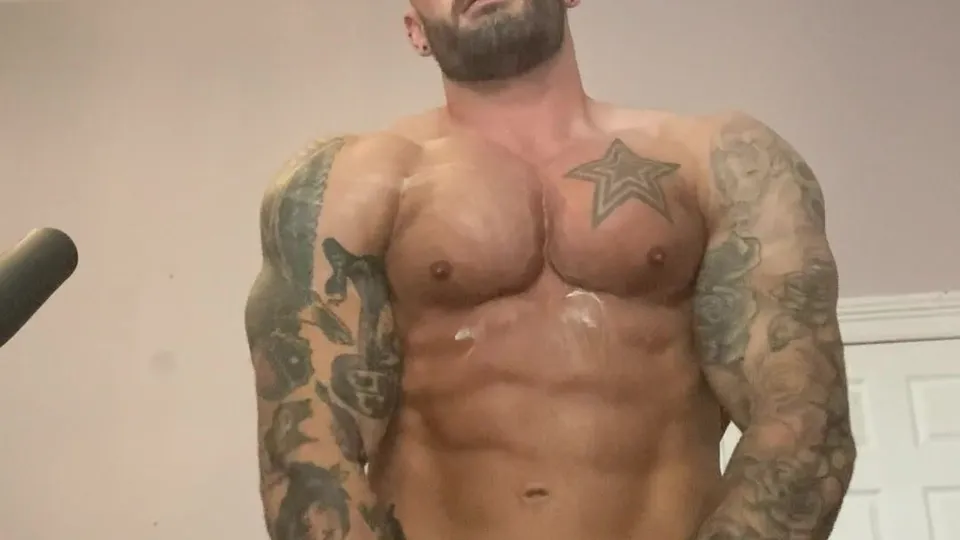 HOT MUSCLE MEN SHOWING HUGE BODY - ThisVid.com en anglais
