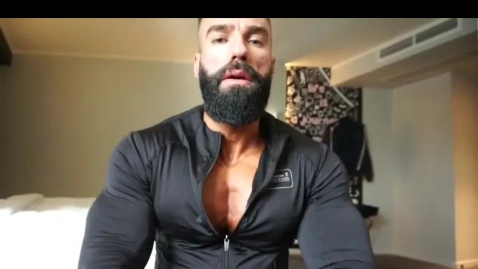Hot muscle pecs - ThisVid.com